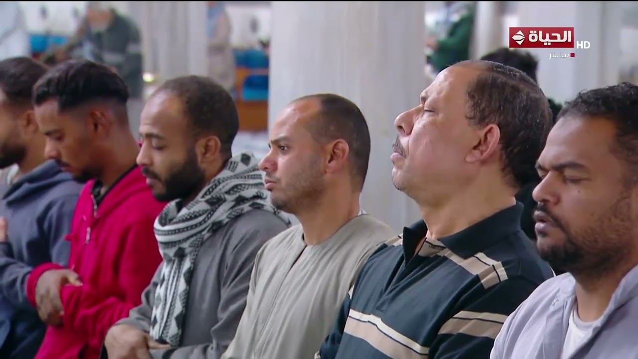الشيخ أحمد مشحوت أبو خطوة يرفع أذان صلاة العشاء من مسجد الإمام الحسين
