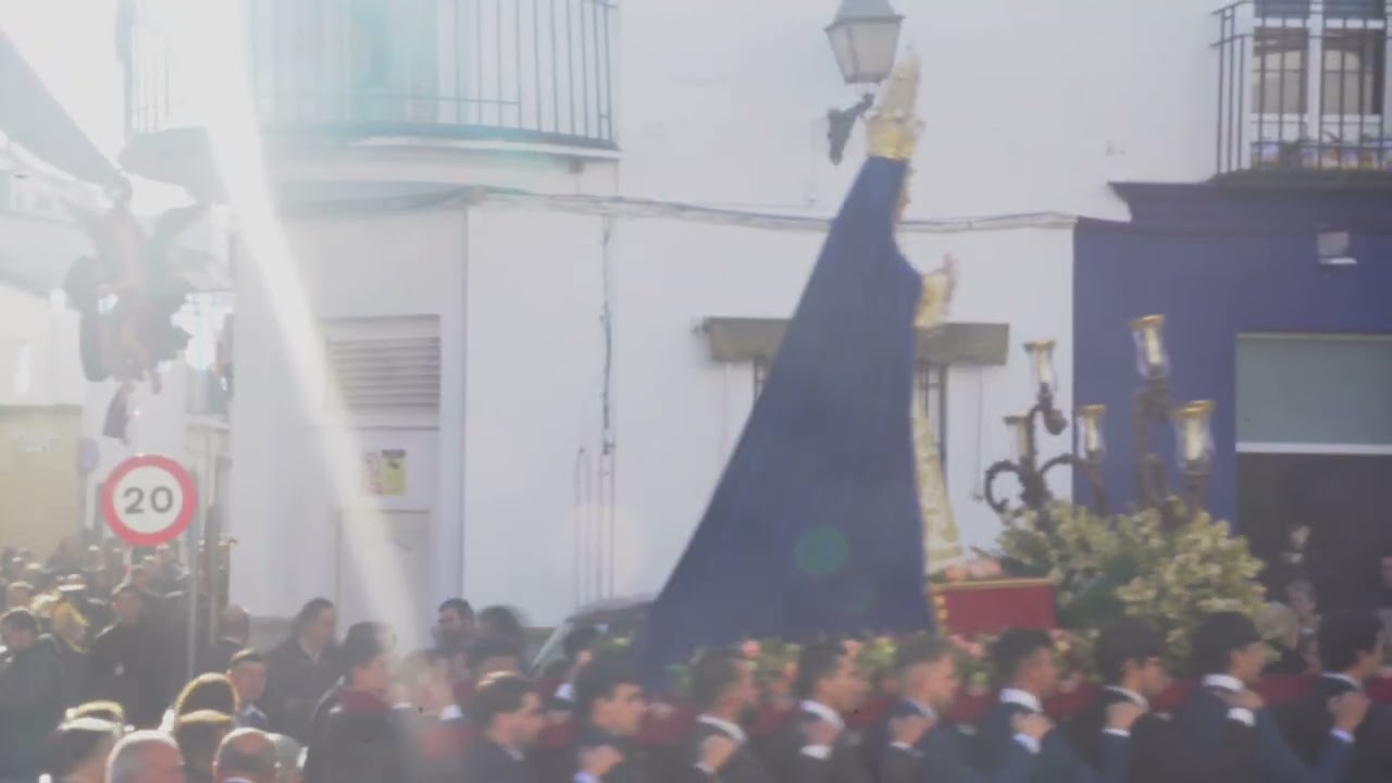 La Virgen de la Victoria sale de la Calle de las Pajas a sones de Siempre Macarena olivares 2025.