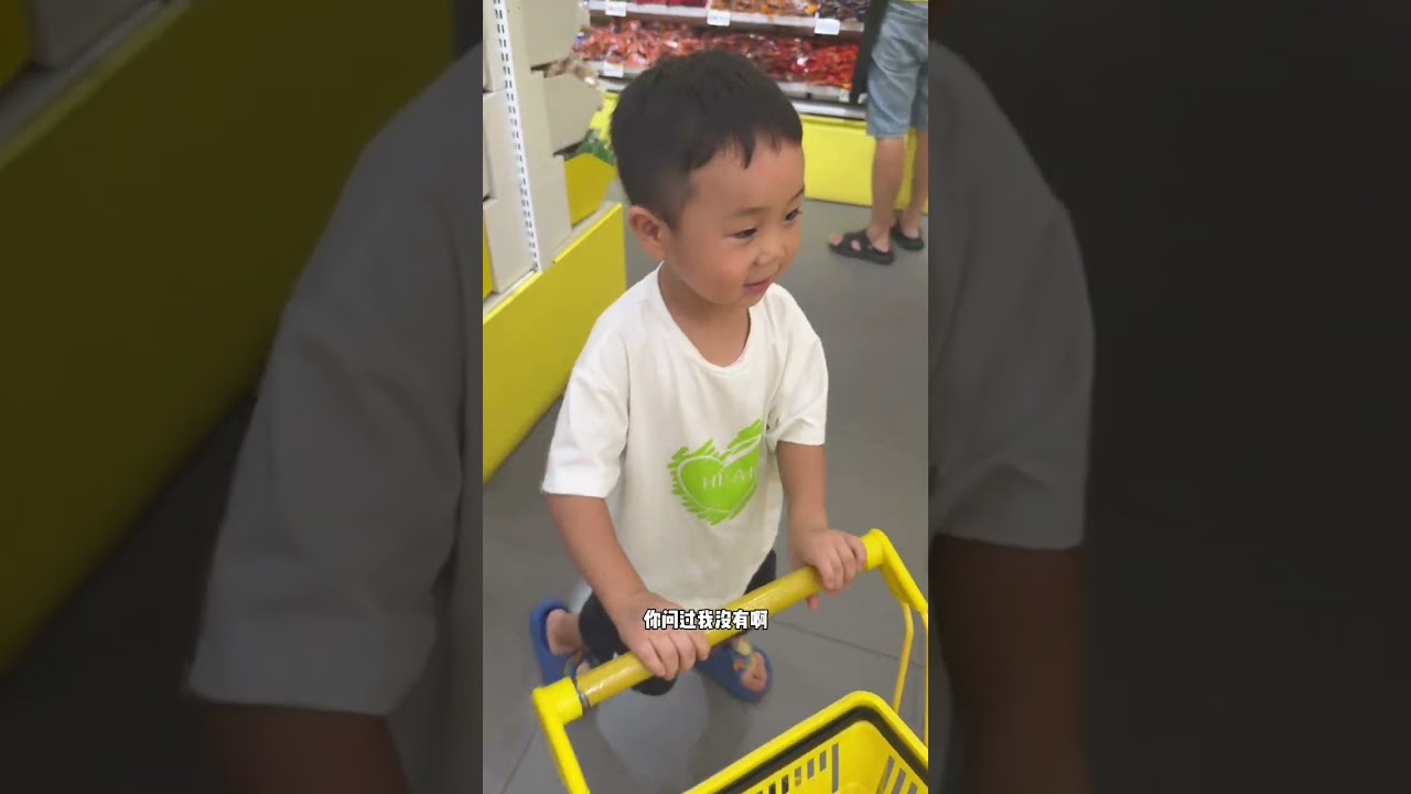 一家人去镇上给王西瓜看幼儿园，买零食。趁他睡着，和大西瓜偷偷溜出去看电影，吃了好吃的麻辣烫，做了好看的美甲。看似平平无奇的生活，处处都透着幸福。#农村生活 #日常vlog #记录真实生活 #婆媳