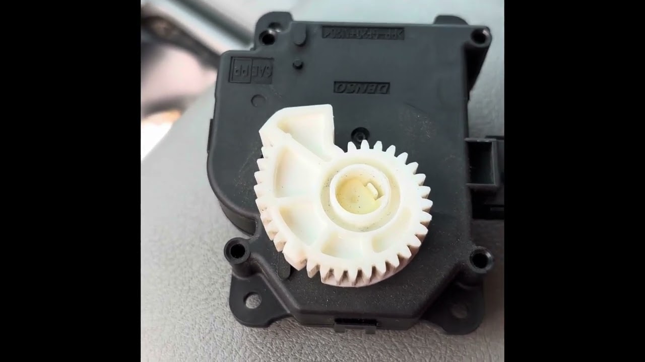 2013 Toyota Highlander Blend Door Actuator. 5 minute fix with $25 Amazon replacement. Not $200 OEM