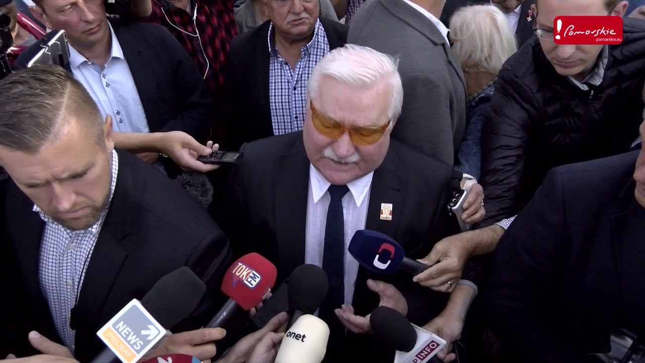 Smutna rocznica Sierpnia 1980  Lech Wałęsa pod bramą stoczni