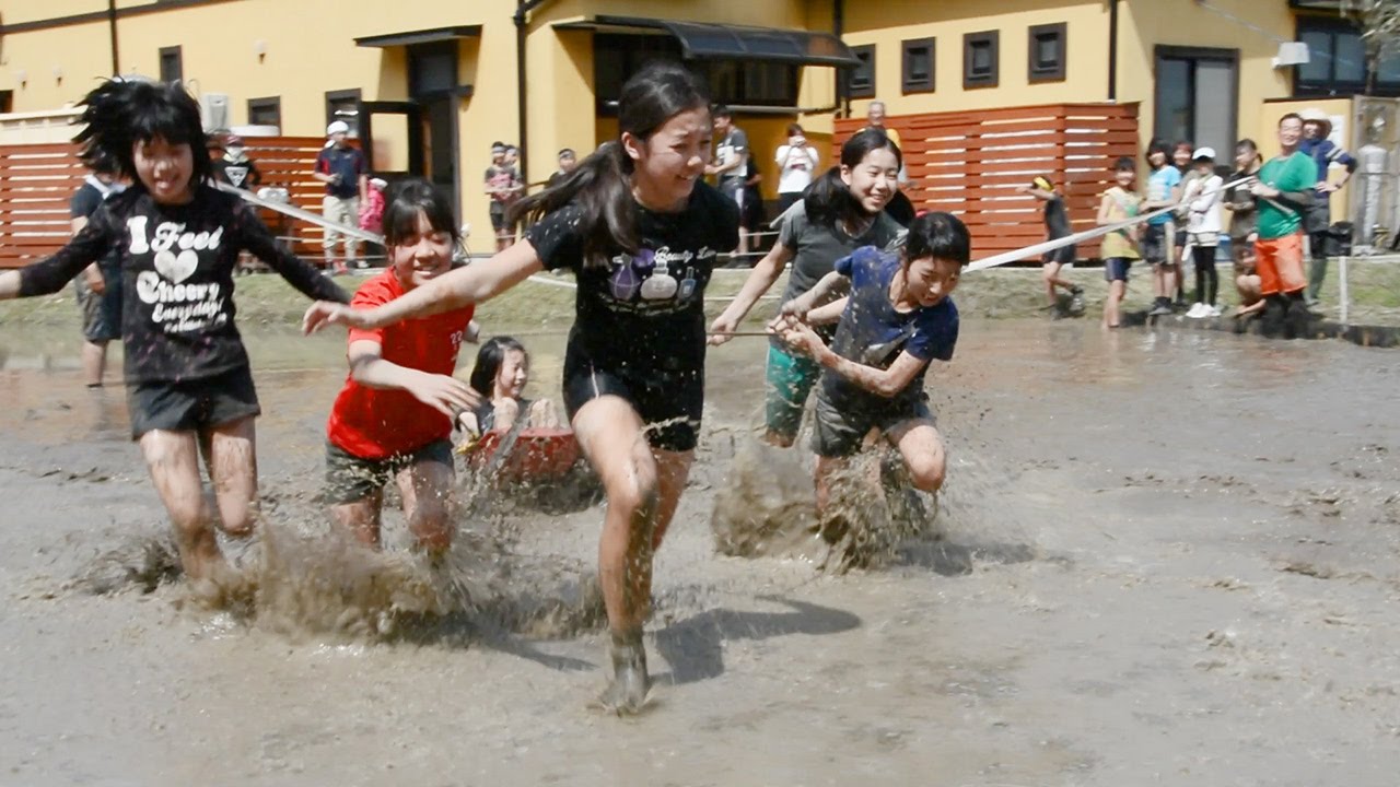 佐賀）泥まみれで奮闘　児童ら運動会　鳥栖