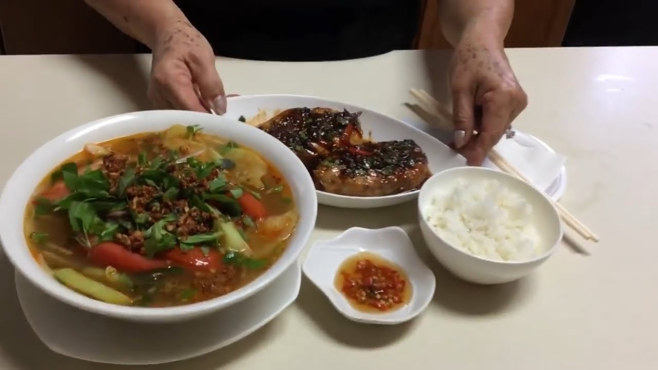 Cách Nấu CANH CHUA với CÁ KHO TỘ nhanh gọn lẹ by Bé Bự