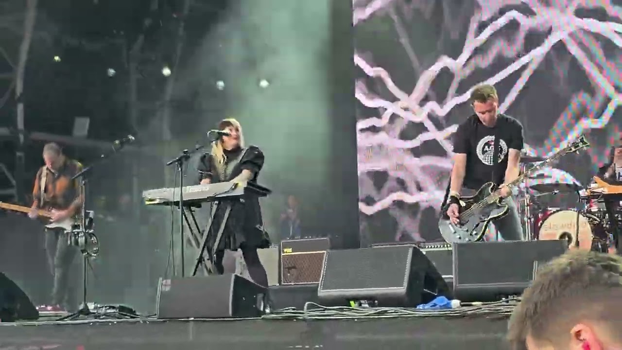 Slowdive-Shanty, live at The Wide Awake  festival, London