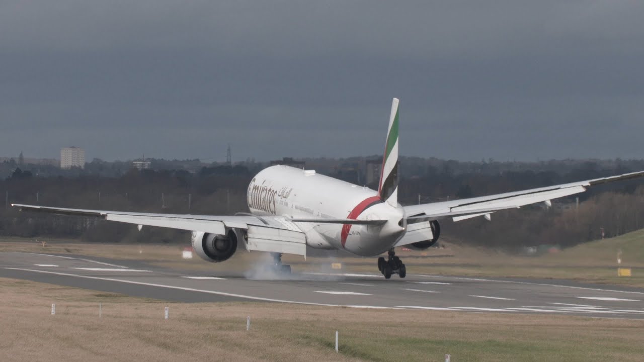 big swerve on runway by boeing 777