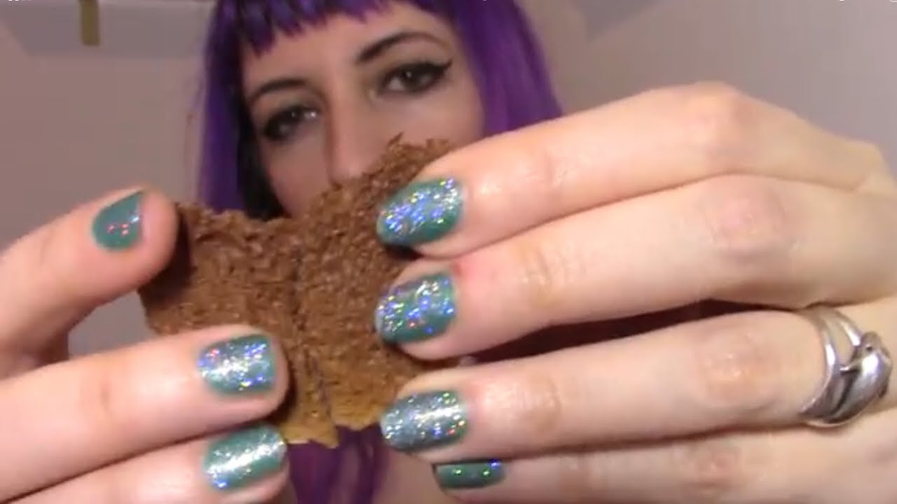 Suoni Asmr con il pane secco. Tapping, whispering, SBRICIOLING XD