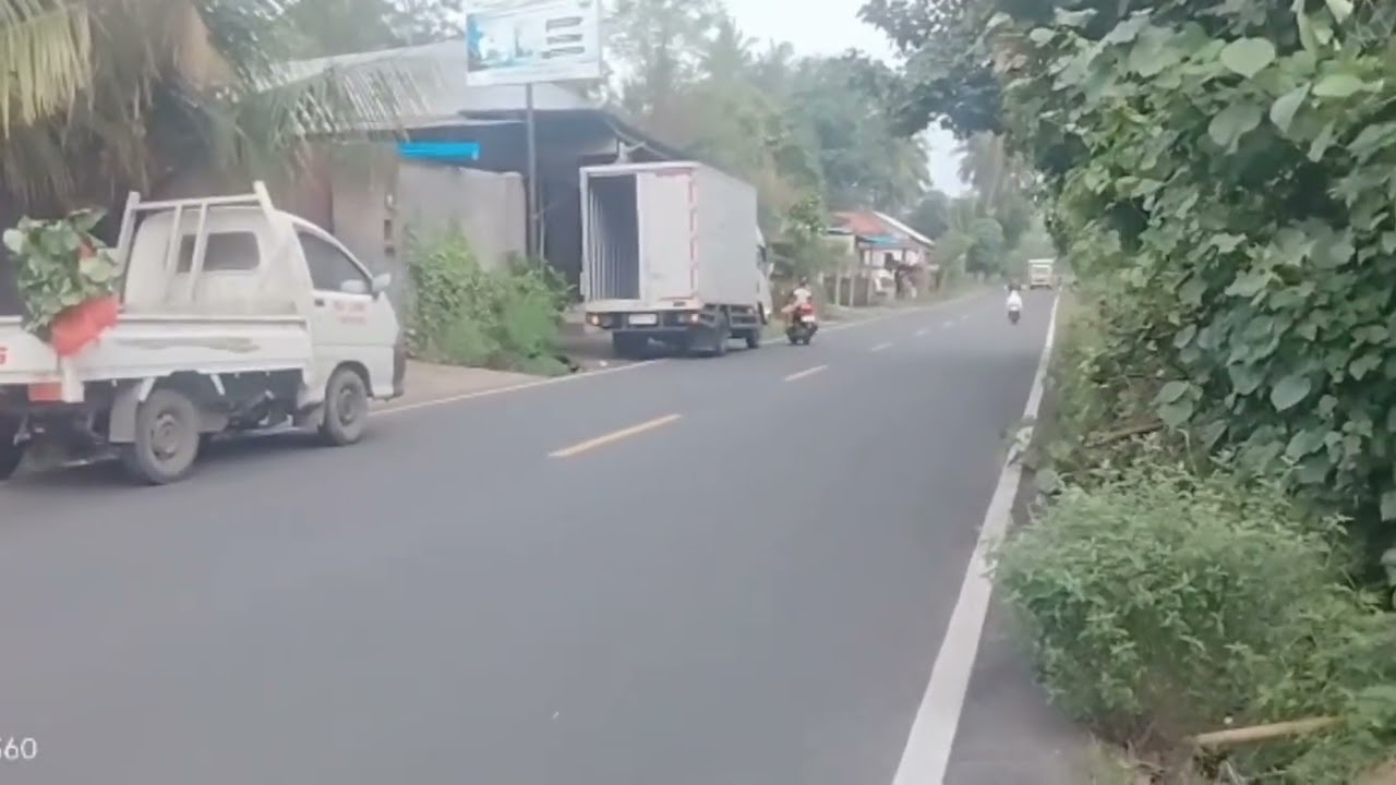 Suasana pagi hari jam 8:00 di jalan lintas karang asem ke Buleleng Bali 