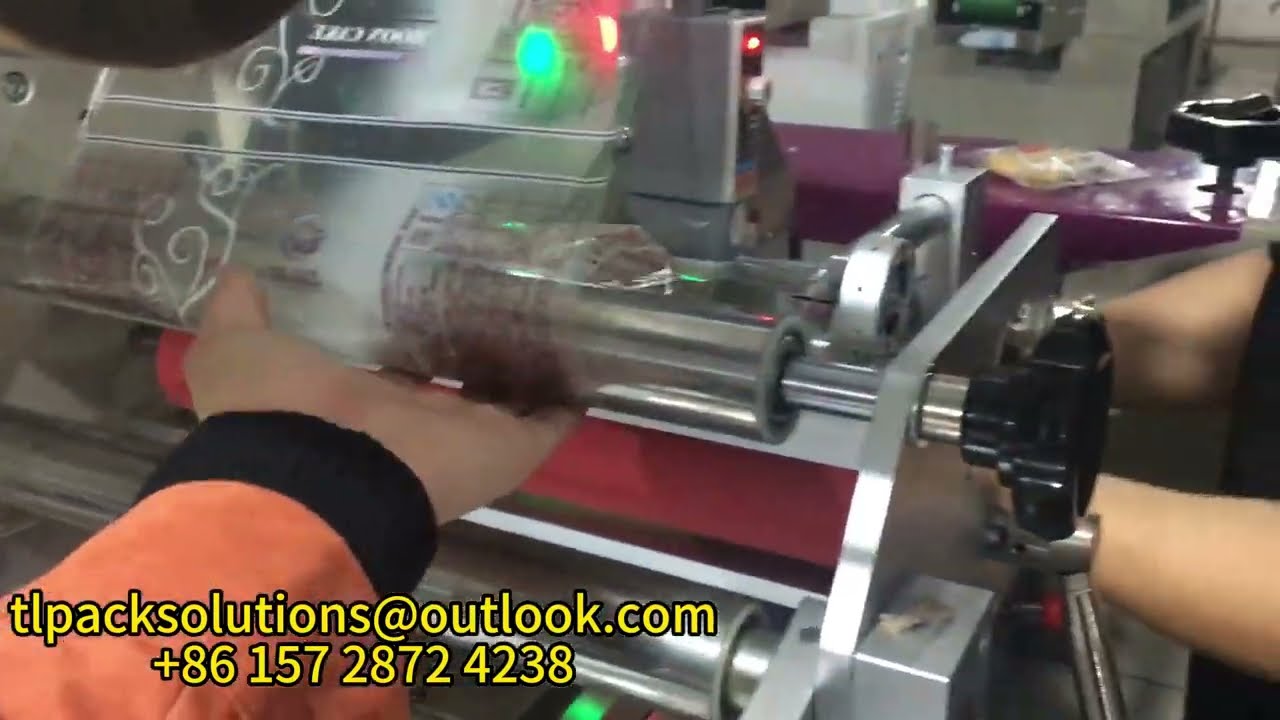 Pillow packaging machine - film filling process demonstration 2 枕式包裝機-裝膜流程演示2