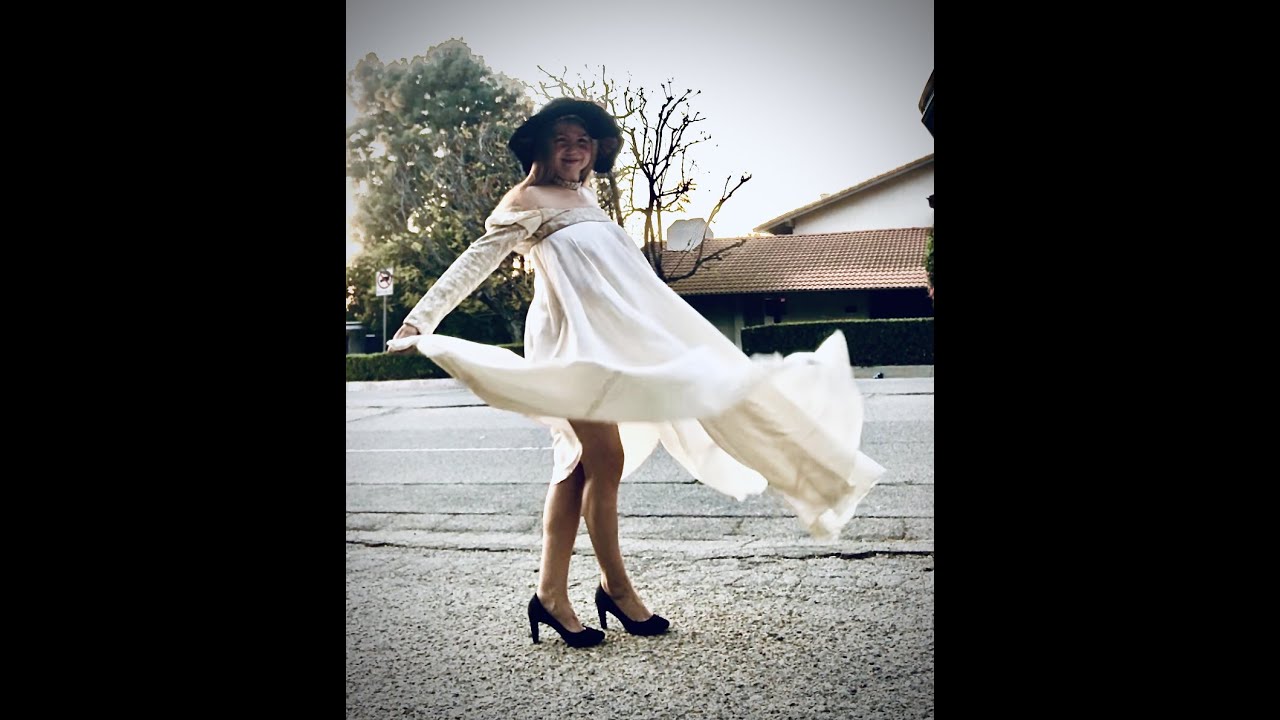 Windy day with a vintage hat and the victorian dress