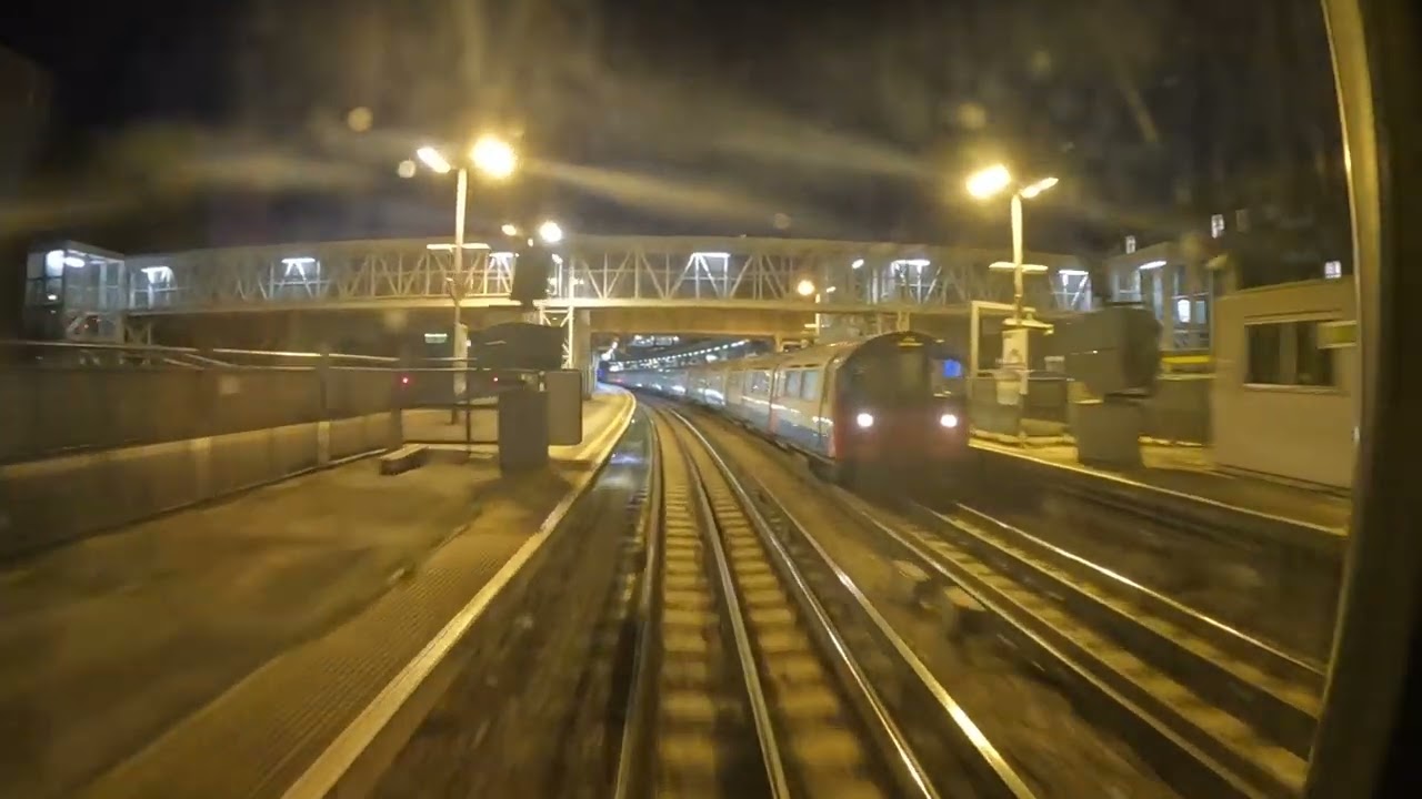 Лондонский метрополитен. Задержки и движение задним ходом в терминалах 2 и 3 аэропорта Хитроу. Ли...