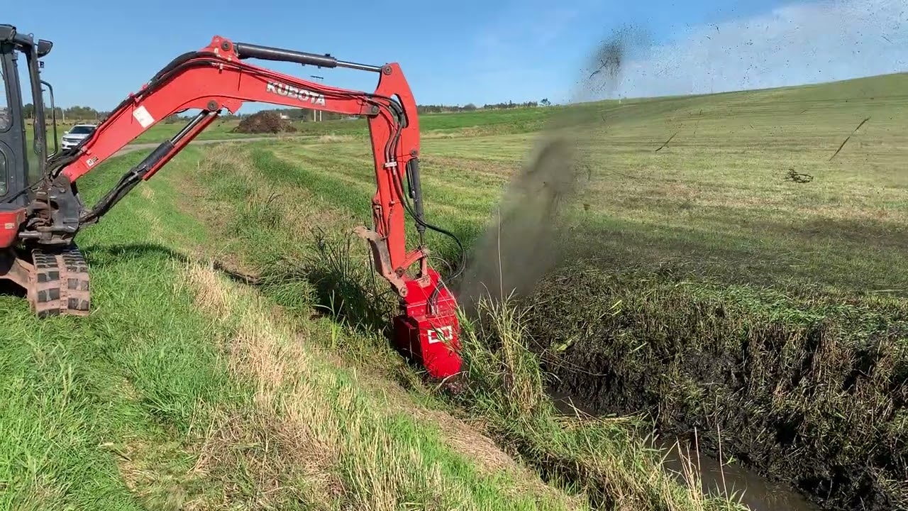 Ditch Doctor Excavator Attachment DD15 on Kubota 5t farm field right cattails 1m6s