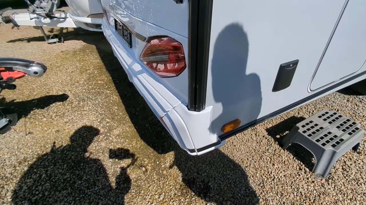 Der Knaus Südwind 60 Years 420 QD . Modelljahr 23 . bei CARAVAN BRANDL in Stuhr bei Bremen.