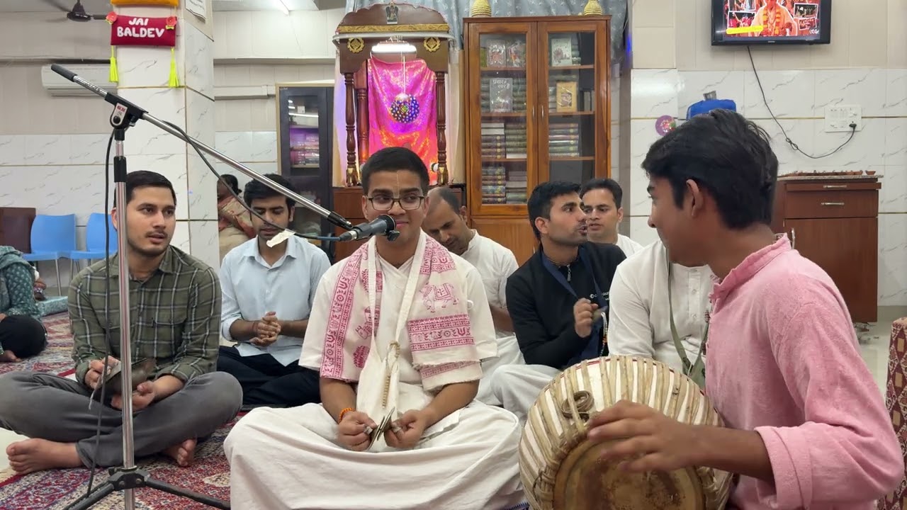 Hare Krishna kirtan & Damodarashtkam by Hg Acintya Vithttala Prabhuji 