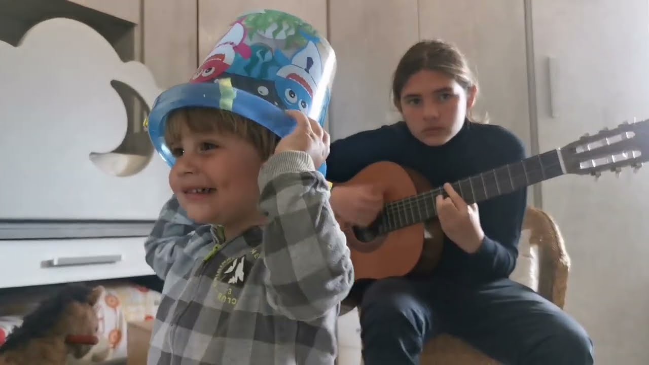 Concerto Medley. Canzoni dello Zecchino da Christian per Noah.Le sa tutte con la chitarra. autismo