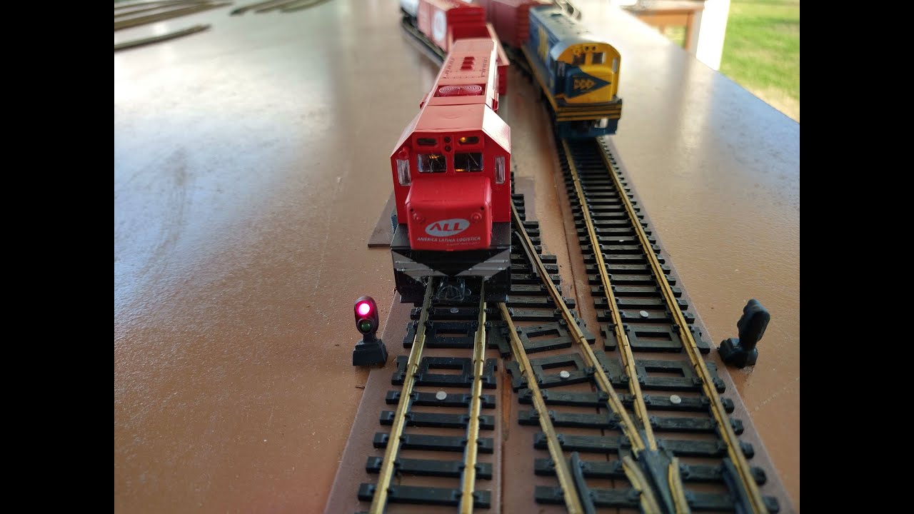 OPERANDO MAQUETE DE TREM ELÉTRICO COM 2 TRENS SIMULTÂNEOS!