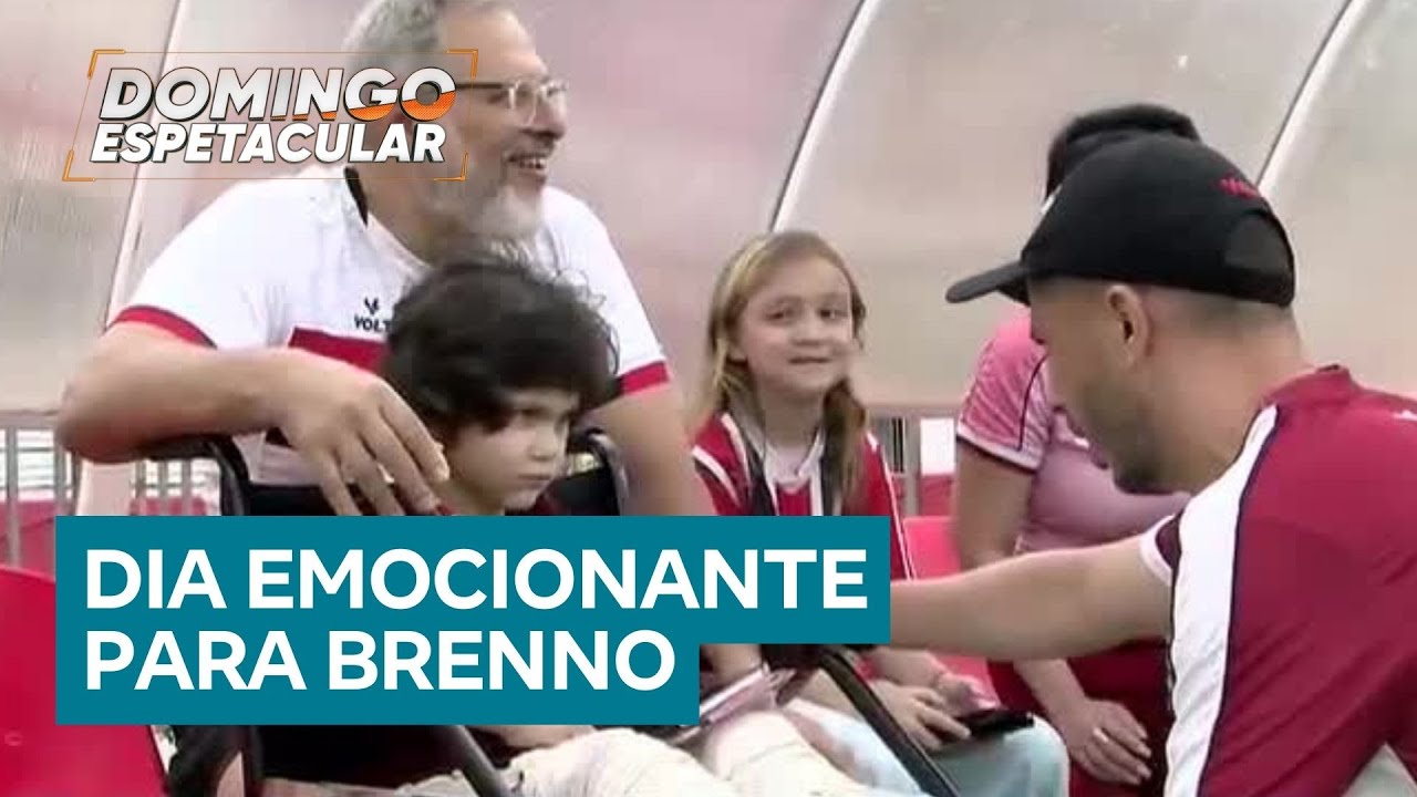 Menino que sobreviveu após cair do décimo andar de um prédio visita treino do time do coração