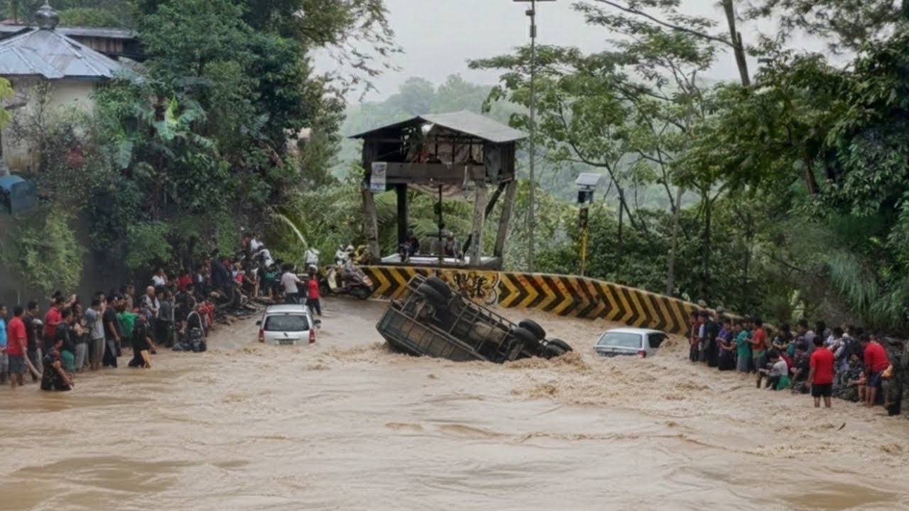Cuaca Makin Buruk Air Sungai Mengamuk, Lalu Lintas Lumpuh Total di Tanjakan Sitinjau Lauik