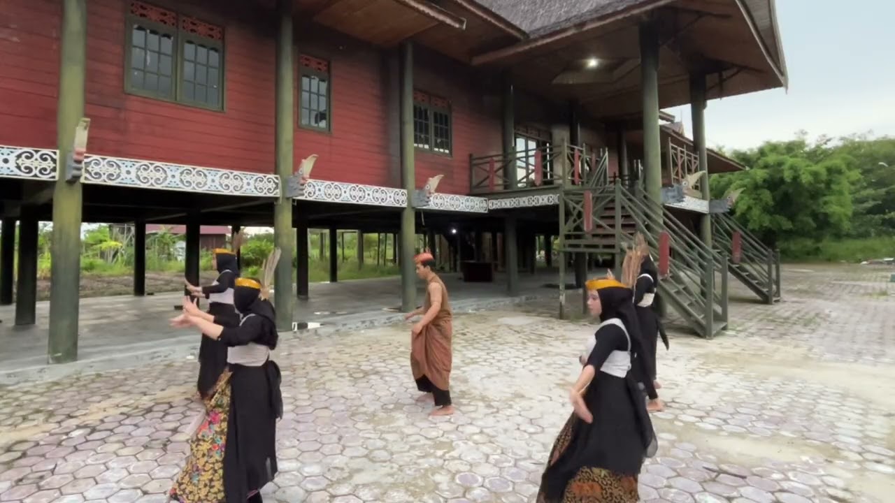 TARI KREASI ETNIK DAYAK KELOMPOK 1 PGSD 