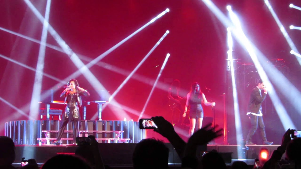 Demi Lovato + Joe Jonas- Wouldn't Change a Thing (Live 2014)