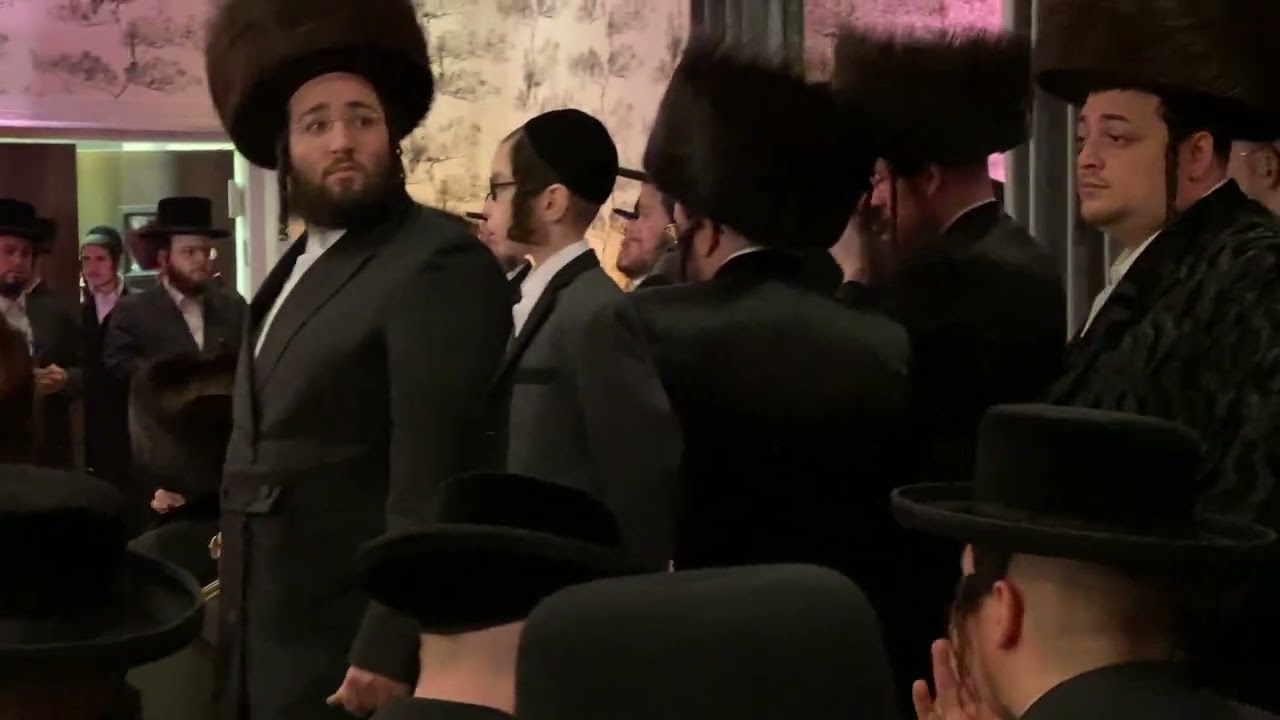 A Very Emotional Chuppah By Lipa Schmeltzer - א ווארעמע חופה ביי ליפא שמעלצער