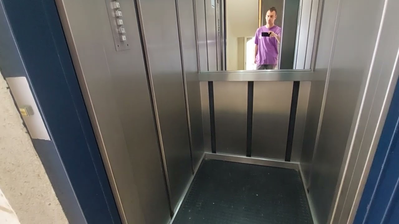 1989 Marvi lift in a building Rocamar I