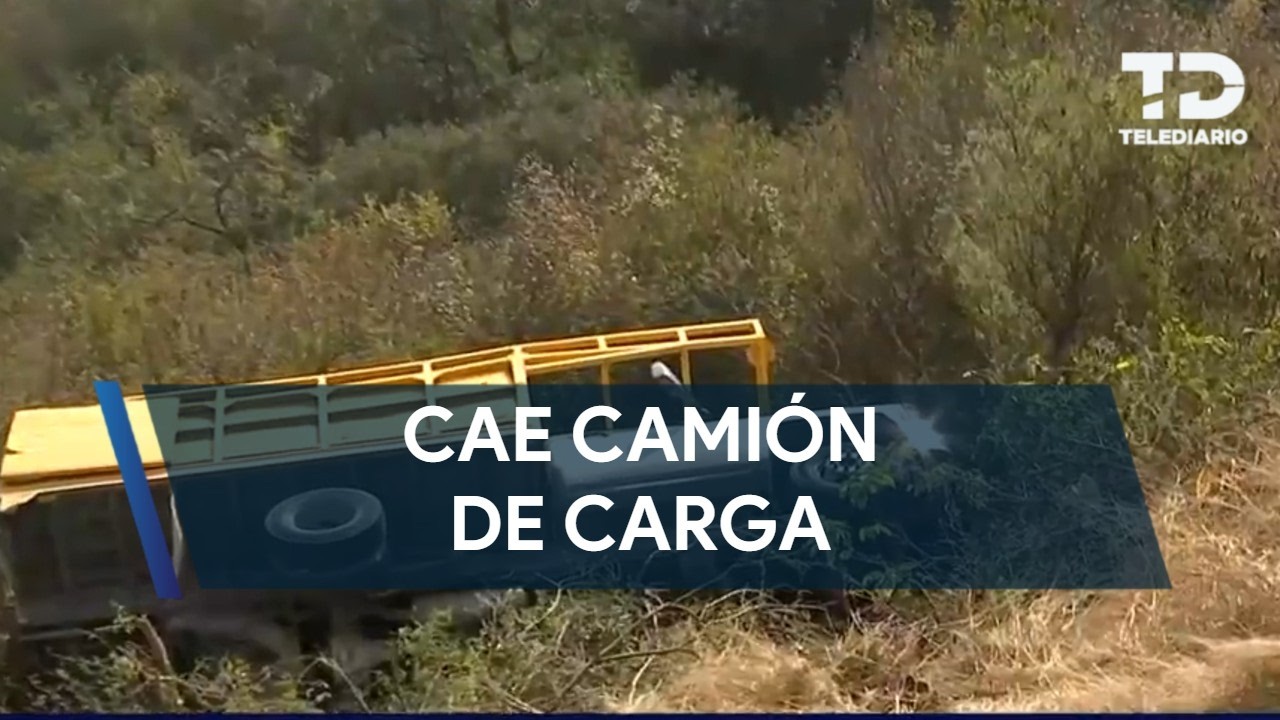 Cae camión de carga a barranco en la colonia Renacimiento en Monterrey; no hay heridos