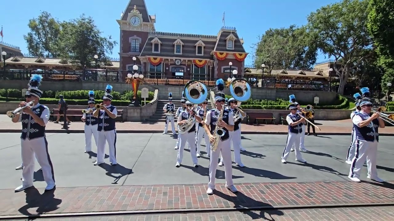 Disneyland Band at Main Street U S.A#disney #disneylandband #disneylandentertainment #disneyland