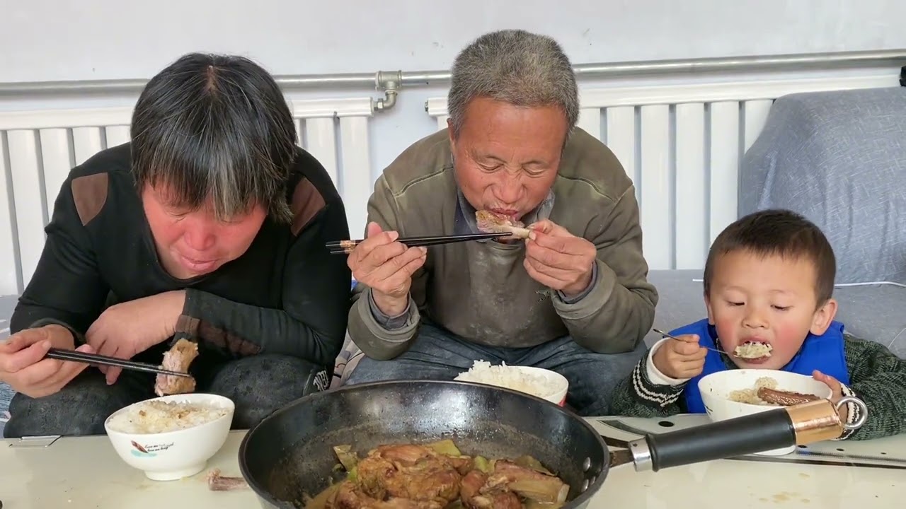 爸妈磨新红薯面，小红做好后勤萝卜炖排骨，全家围着铁锅啃的贼香 #我的农村真实生活 #农村美食 #炖排骨 #三农 #美食