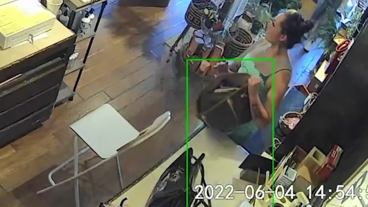 Boutique employees' belongings stolen while helping customer