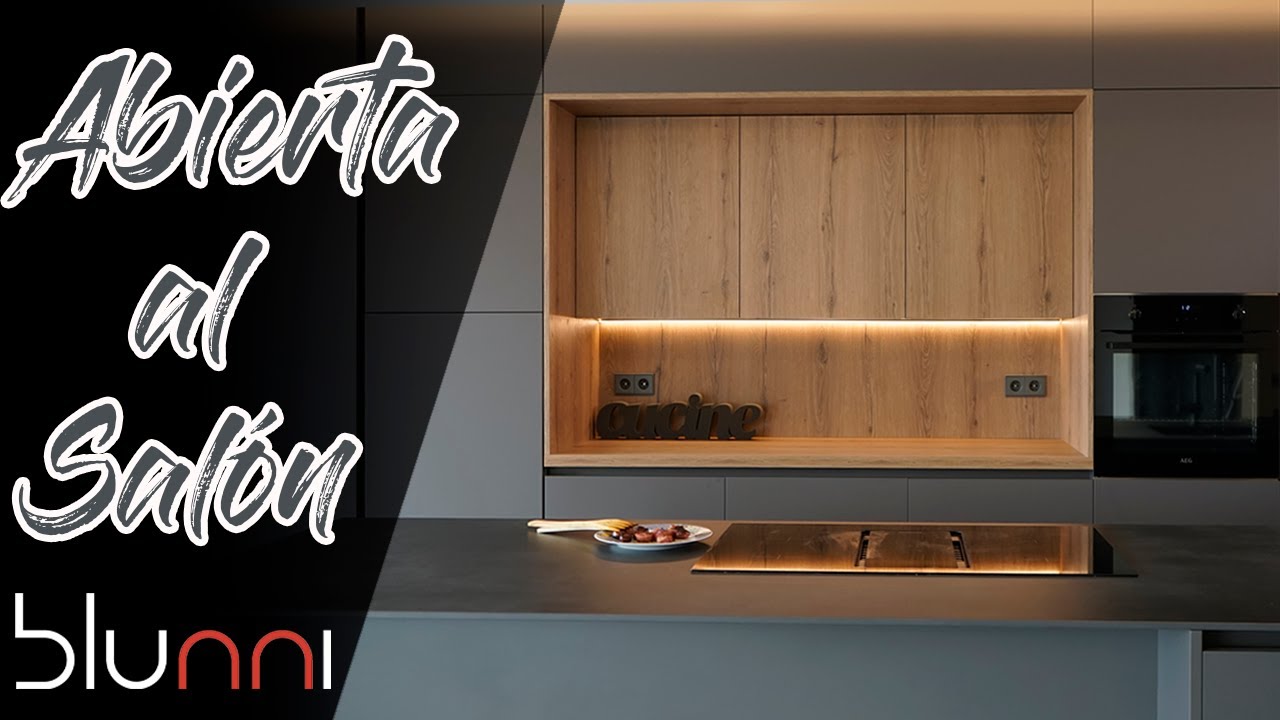 Cocina abierta al salón con península en gris y roble y placa Gutmann fonda