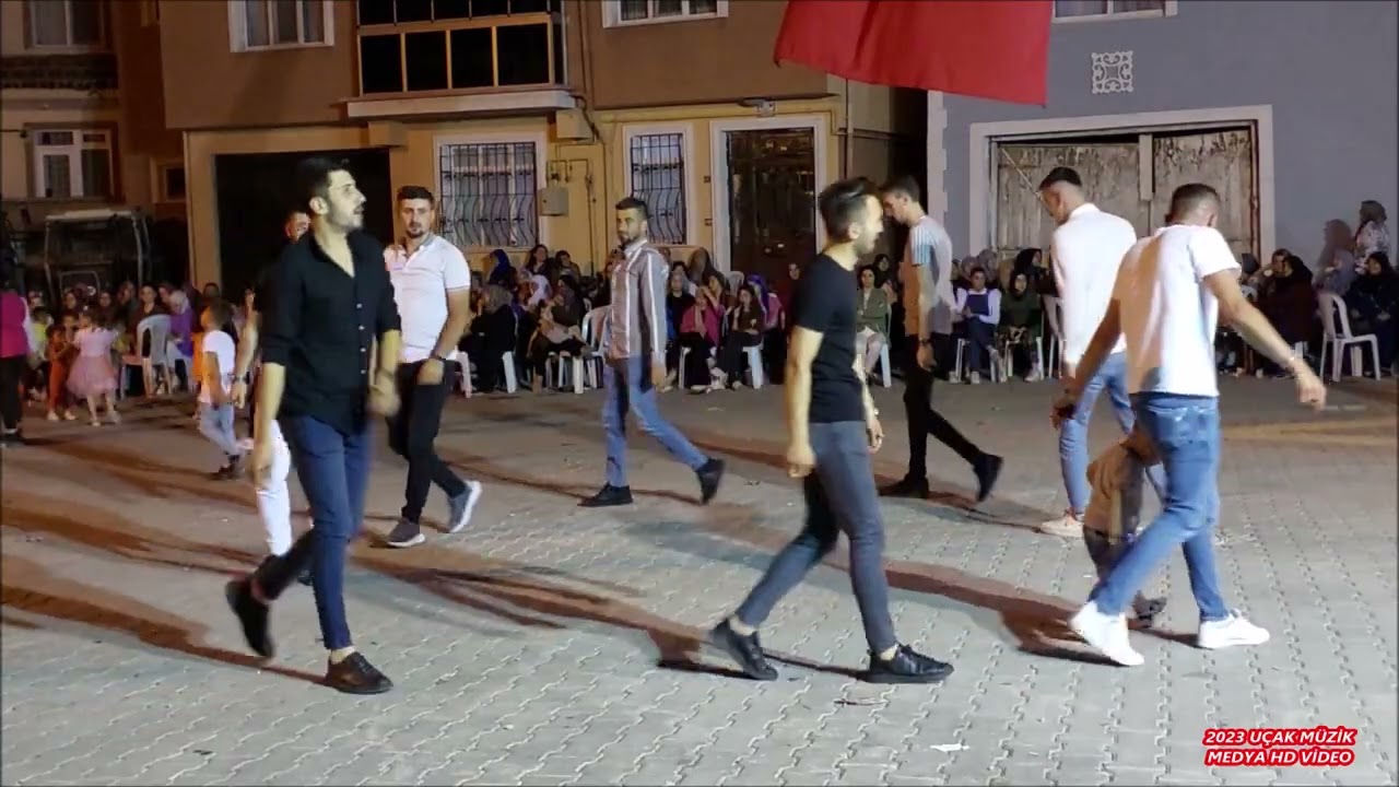 Mehmet Kapal 2023 Çaldığım bağlama Yabandan gel Körünün altında bir lira buldum Ekin ektim düzler