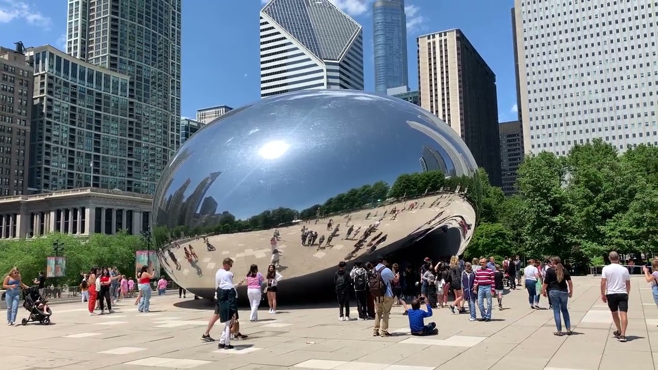 Reflecting the Skyline: A Tour of Millennium Park & Cloud Gate