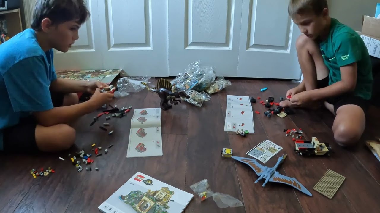 Building and reviewing the Jurassic World Rebirth: Spinosaurus and Quetzalcoatlus lego set