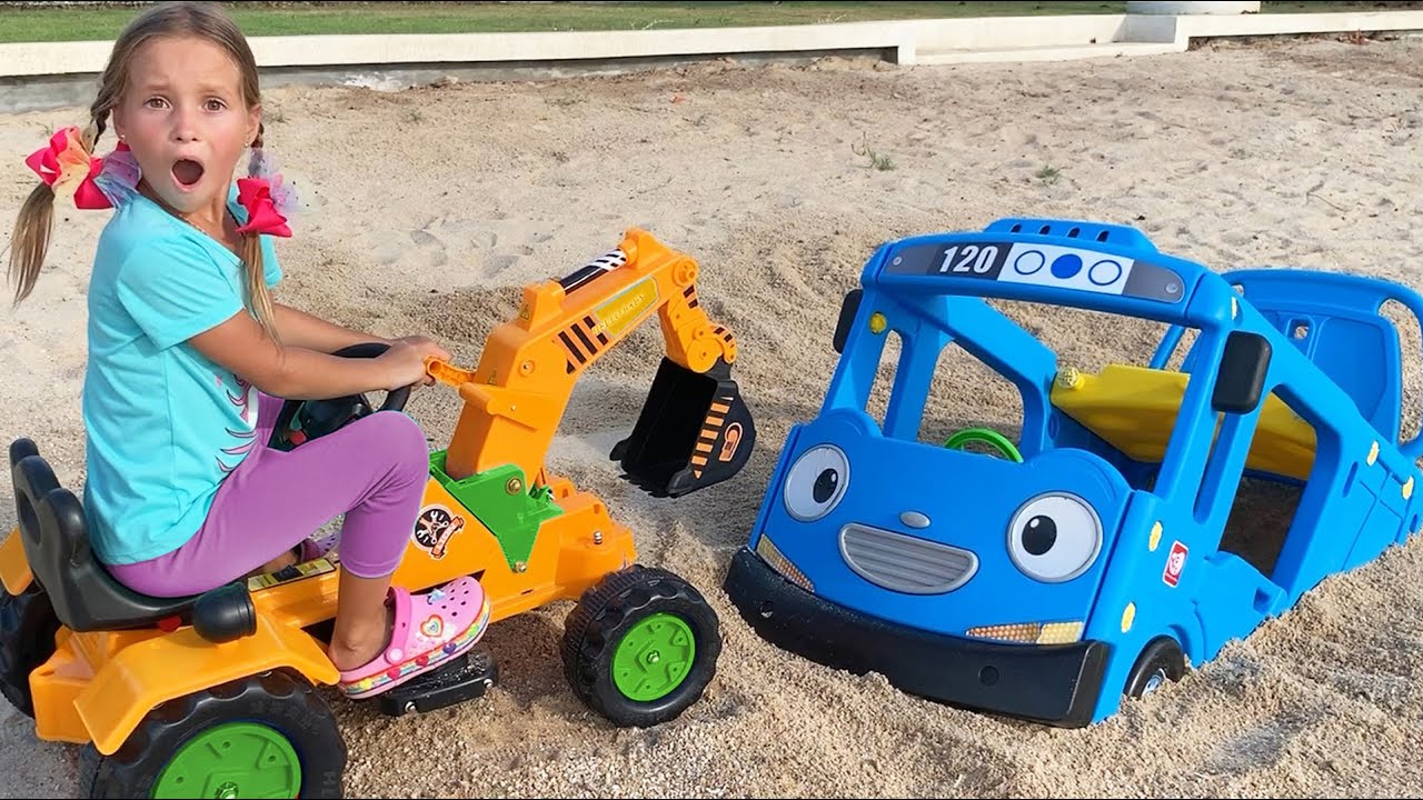 Sofia rescue a little bus that got stuck in the sand