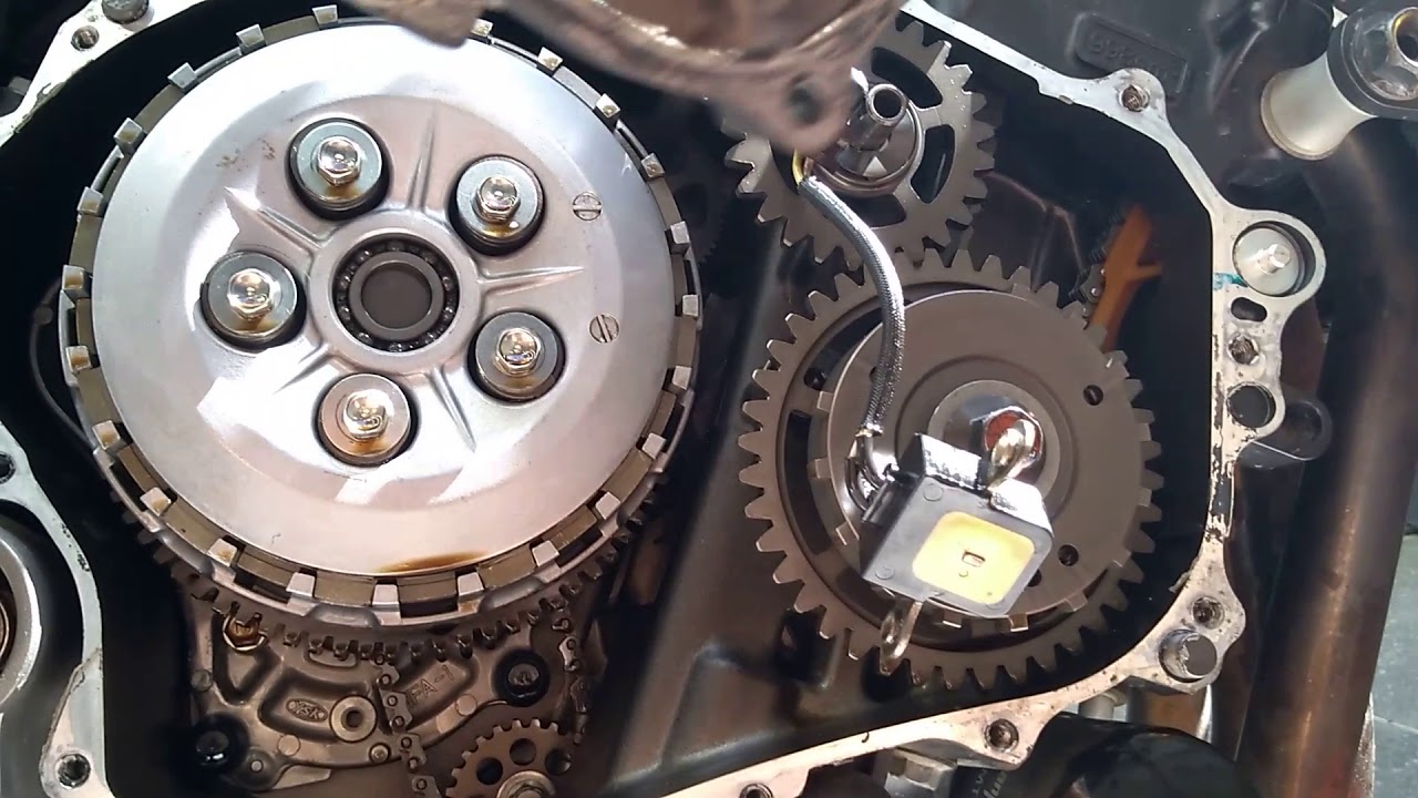 Removendo tampa motor da CB1000R lado direito