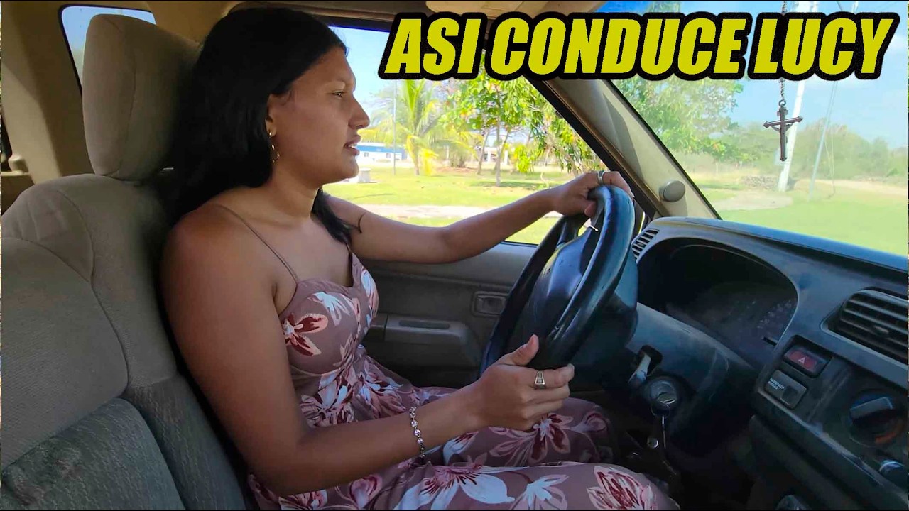 Lucy nos muestra como conduce vehículo.