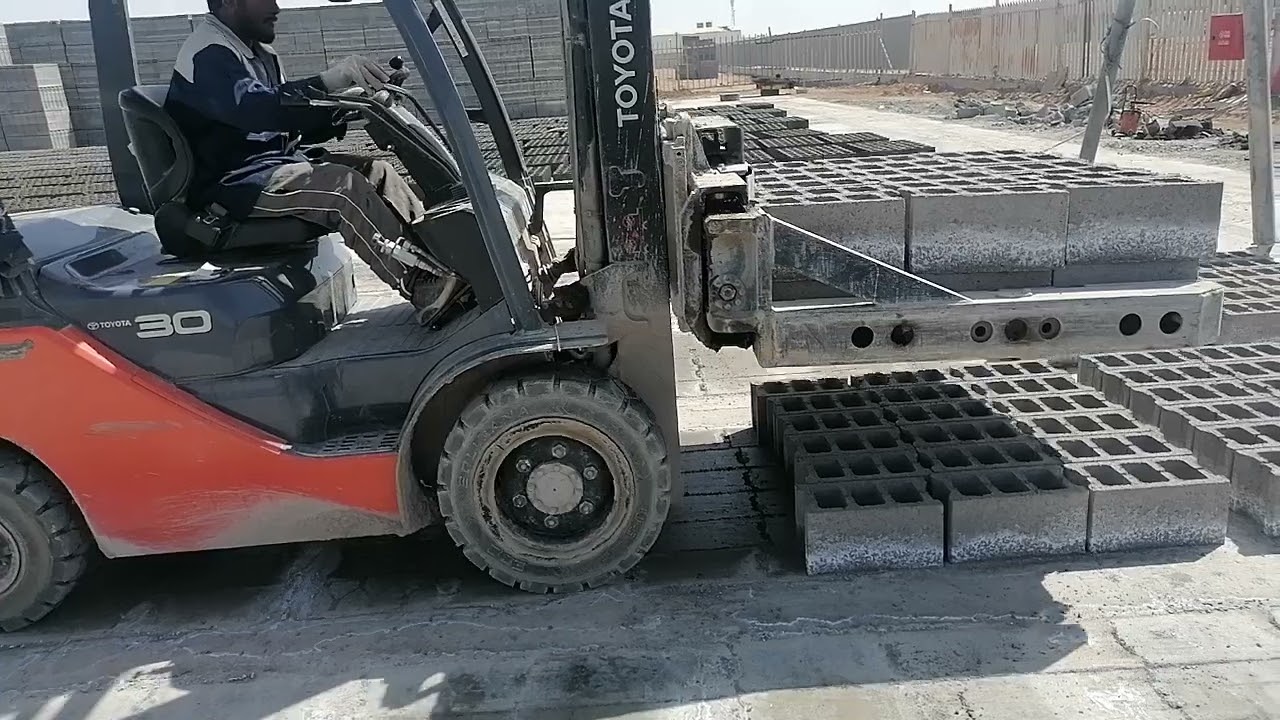 طريقه تجميع البلك الاسمنتي بعد المعالجه باستخدام لمامه البلك