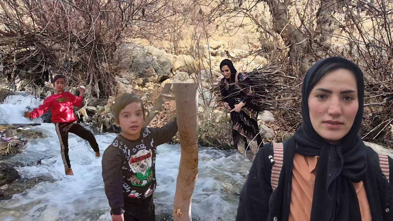 She risked her life for a handful of firewood! A nomadic woman crosses a raging river