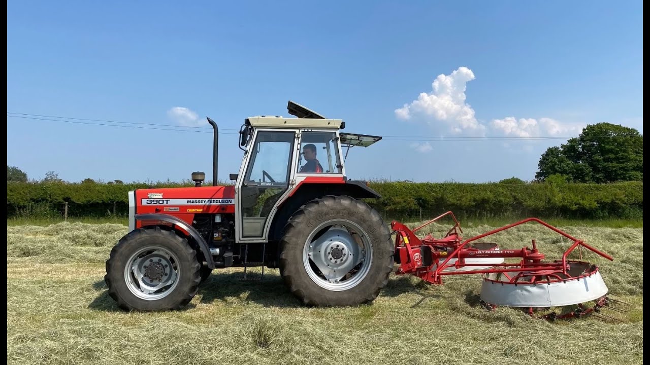 Hay 2023. Rowing up with the Massey 390T and Lely Rotunde rake.