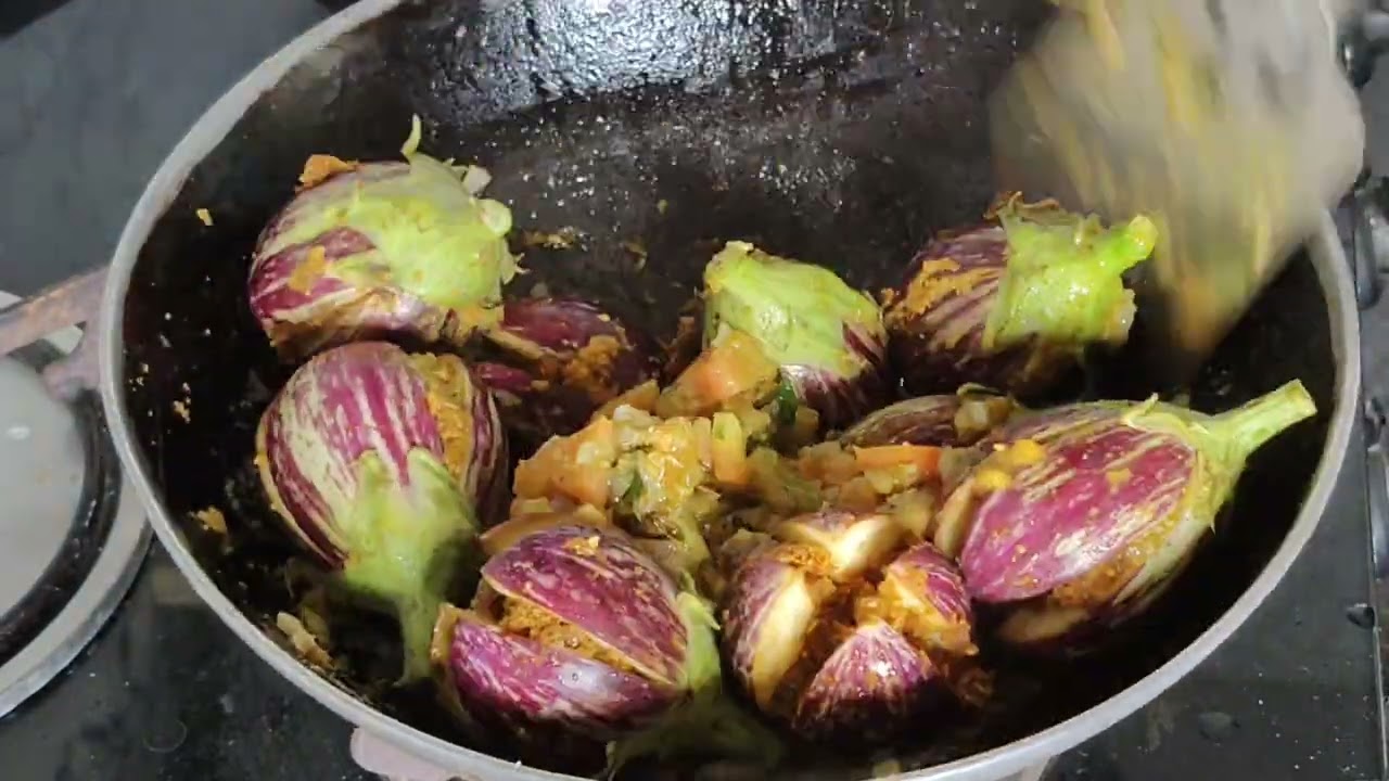 हा वांग्याचा मसाला पोळी, भाकरी किंवा गरम भातासोबत खूपच स्वादिष्ट लागतो 😋.