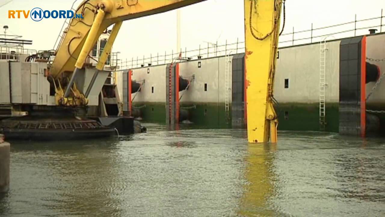 Dieplepelkraan aan het werk in Eemshaven