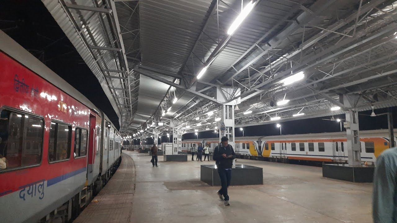 Gola gumbaz express  Davanagere to vijayapura #train #viral #lifeisbutadream #reels 