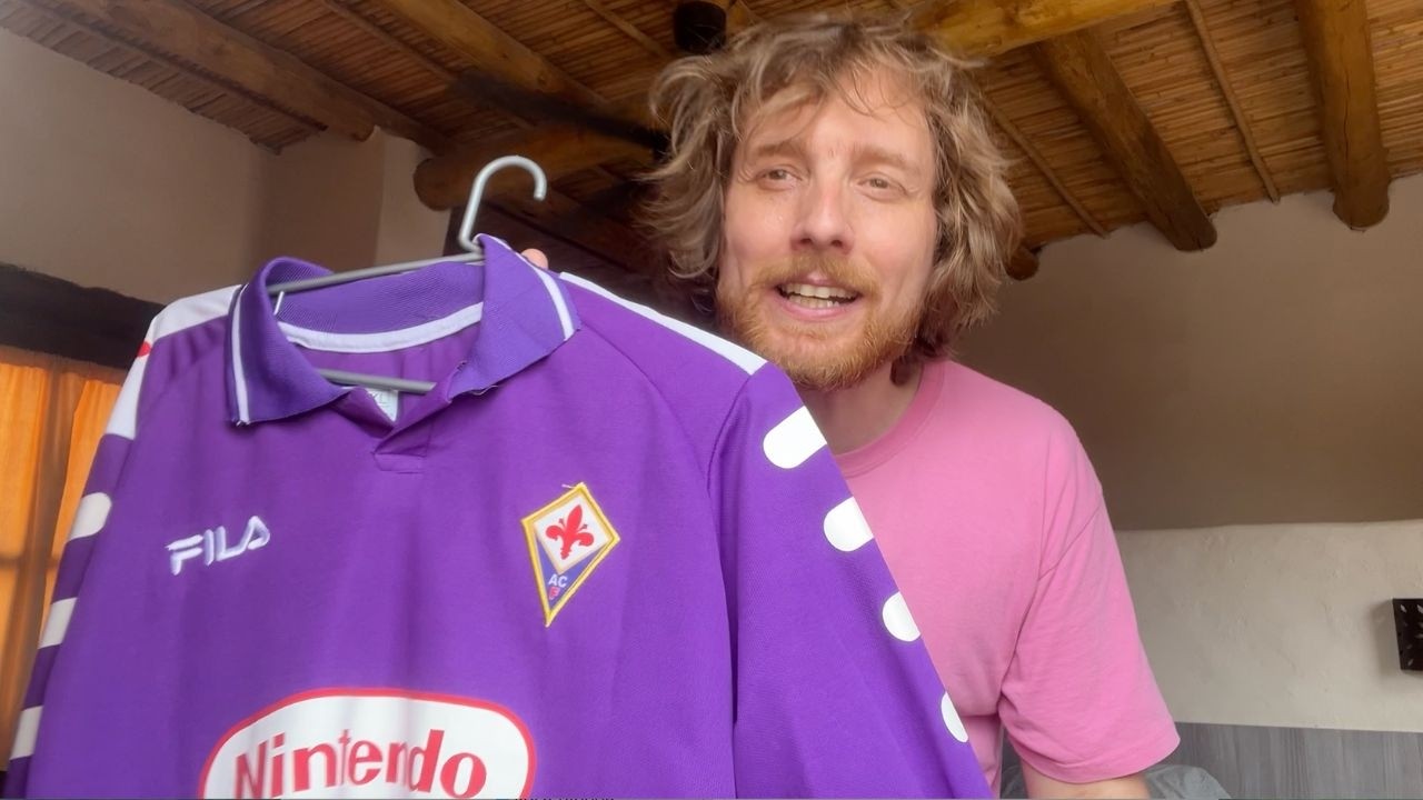 Explico Karl Marx y Milton Friedman con una camiseta de la Fiorentina de los 90`s