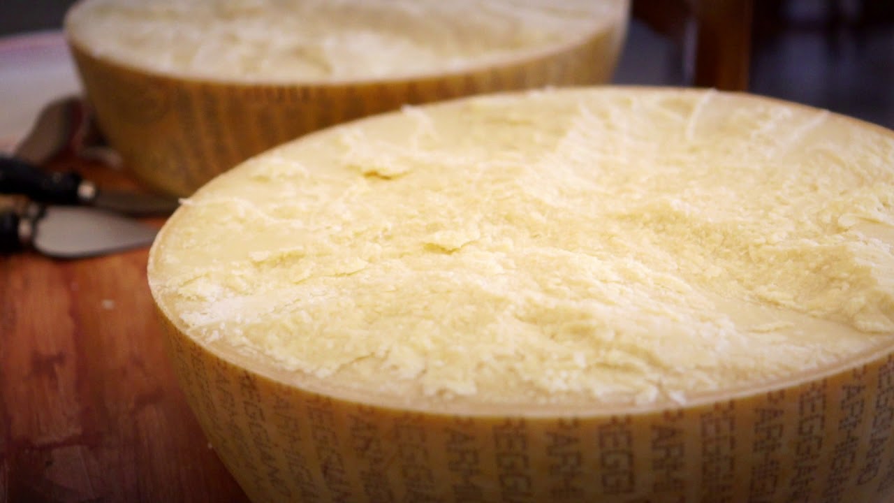 Cortando un  Parmigiano de mas de 40 Kg