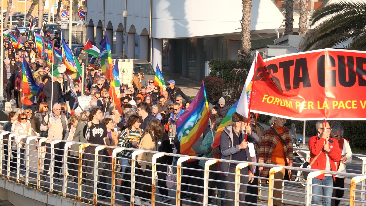 In 300 al corteo per dire No a tutte le guerre