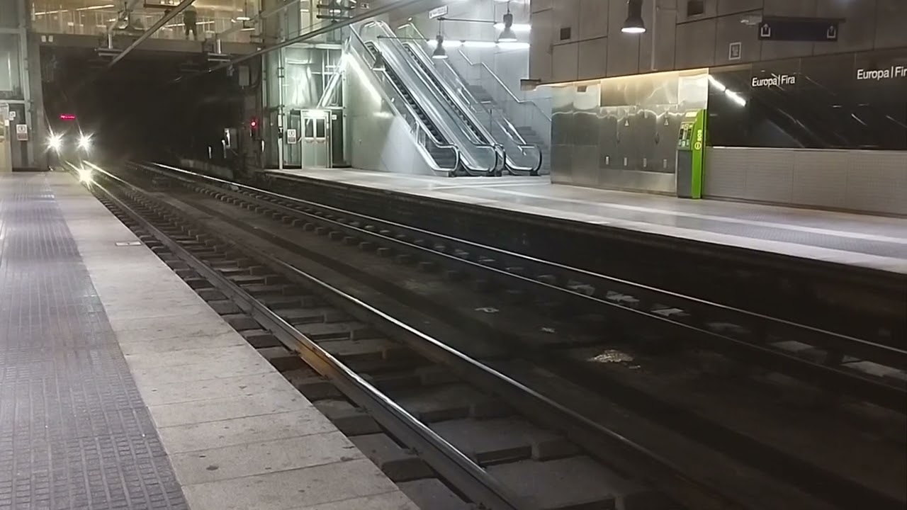 UT 213 en la línea R6 de FGC entrando en Europa Fira hacia Igualada