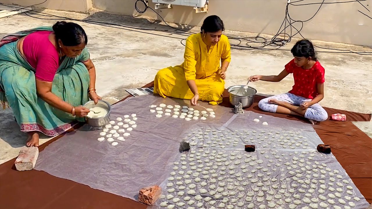 బియ్యంపిండి వడియాలు తెల్లగా పువుల్లాగా రావాలంటే ఎలా పెట్టాలో చూడండి || Biyyam Pindi Vadiyalu