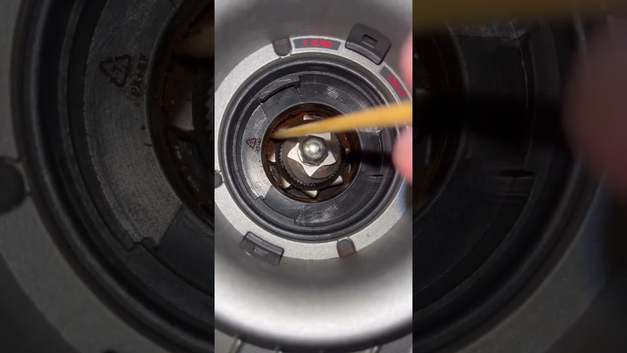 Как тщательно очистить кофемолку вашей эспрессо-машины Breville, чтобы она не сломалась #breville...