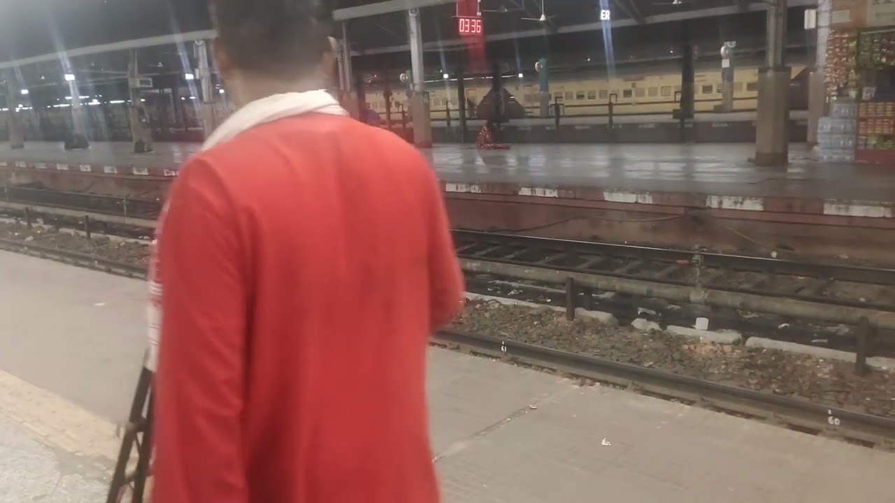 Mithla 13002  down arrival in Howrah Station 
