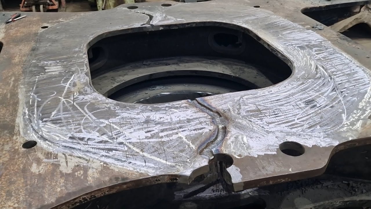 Prasklý podvozek na 75t bagru díl 2. Cracked chassis on a 75t excavator Part 2